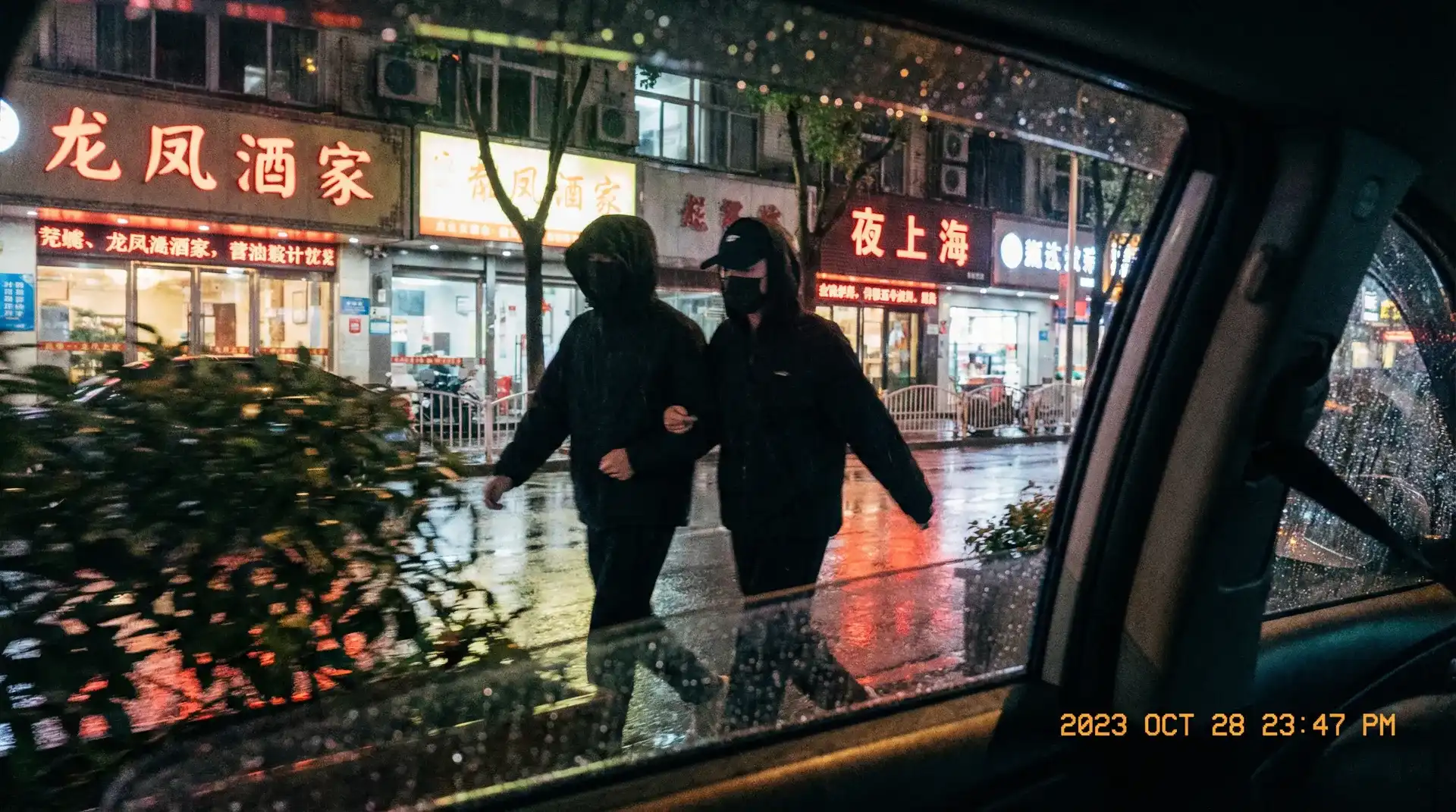 球探体育 - 顶流明星深夜密会现场抓拍照片